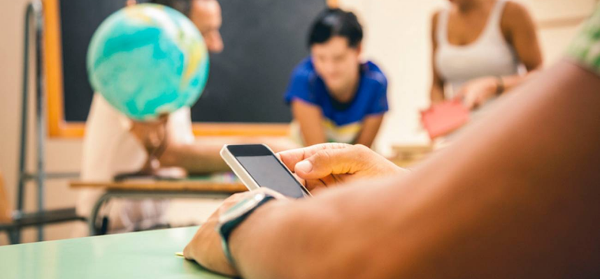 smartphone danneggiato da un docente