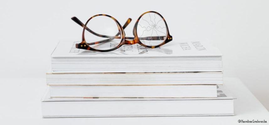 Rottura degli occhiali durante l'educazione motoria