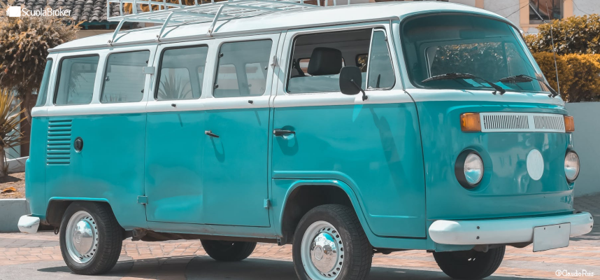 Minivan di proprietà dell’Istituto scolastico