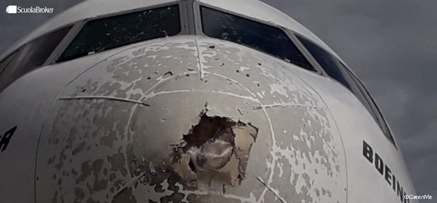 Aereo danneggiato dalla grandine