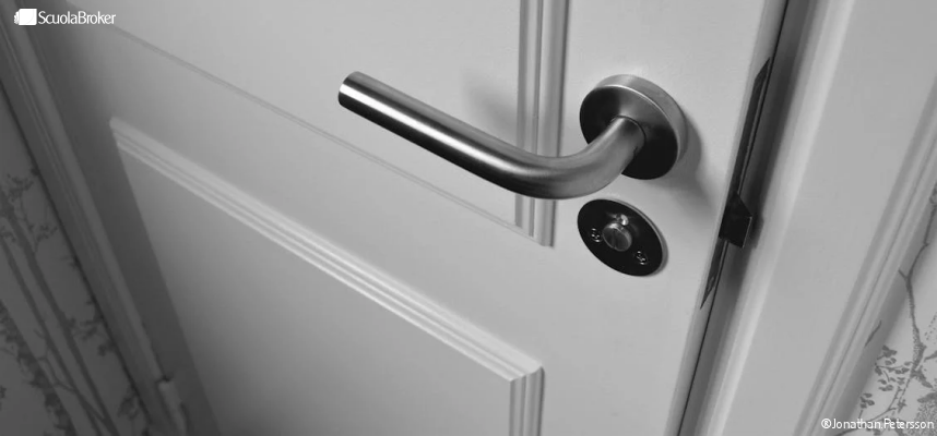 Alunno danneggia la porta del bagno